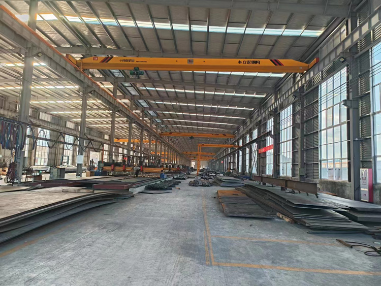 立龍鋼構(gòu)廠(chǎng)房一角